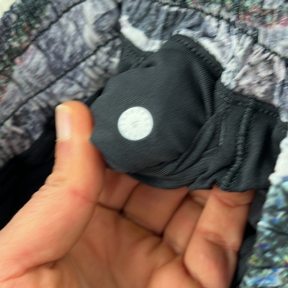 Lululemon Hotty Hot Short II *Long 4" Springscape Multi / Obsidian - Picture 4 of 4